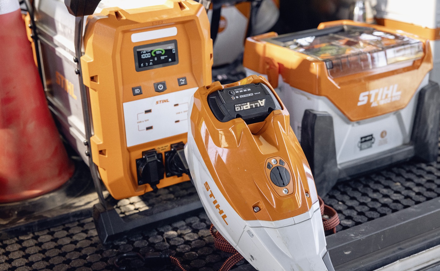 STIHL PS 2000 při nabíjení akumulátorů v terénu