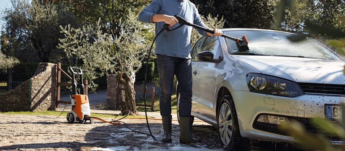 Mytí automobilu pomocí vysokotlakého čističe STIHL a měkkého mycího kartáče