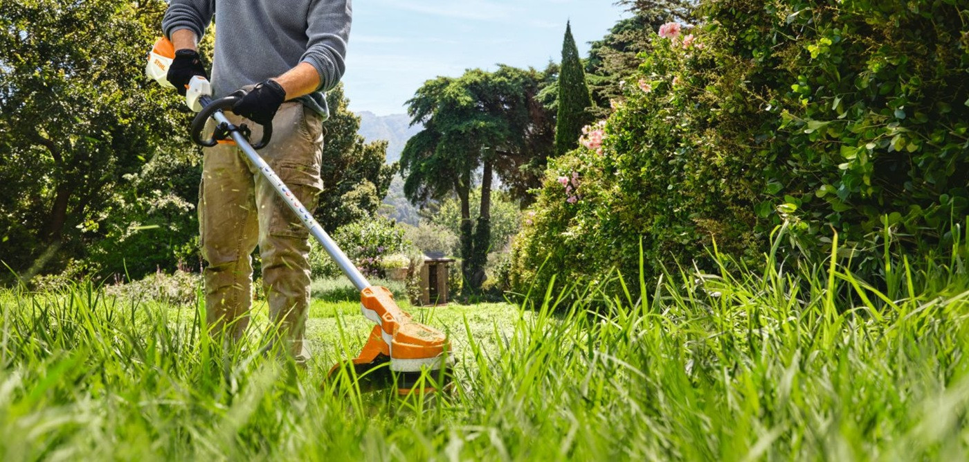 akumulátorový vyžínač STIHL FSA 70 R při práci