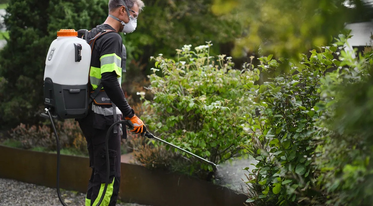 Akumulátorový zádový postřikovač Husqvarna 515iSB při práci