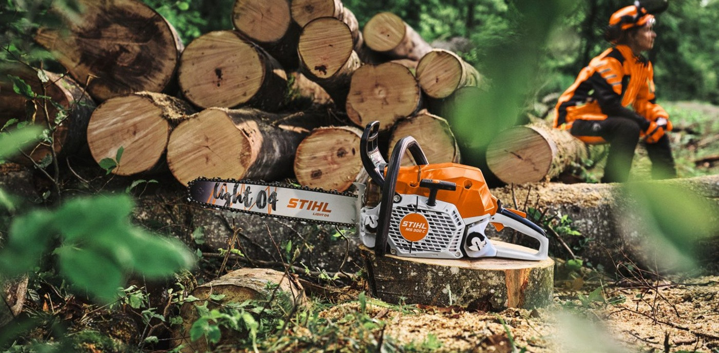 Profesionální pila STIHL MS 300 C-M v akci