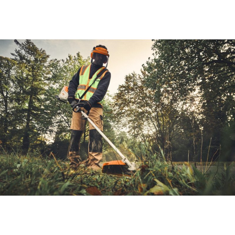 aku kombimotor STIHL KMA 200 R - SET+ (2x AP300S + AL301) aku kombimotor STIHL KMA 200 R - SET+ (2x AP300S + AL301)
